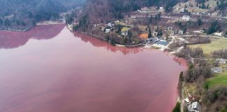 Slovensko jezero poprimilo crvenu boju