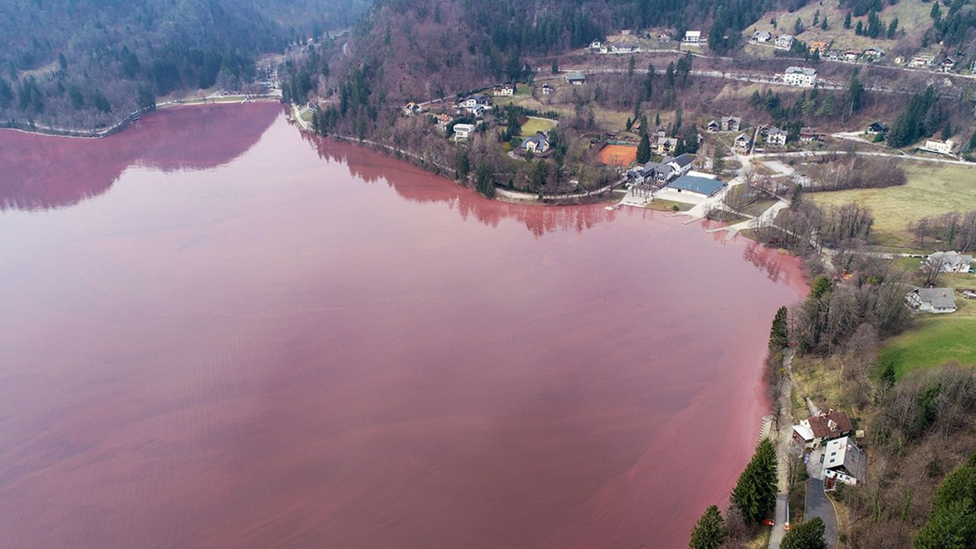 Slovensko jezero poprimilo crvenu boju