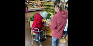 Stariji bračni par zaplakao u trgovin