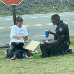 Policajac je sjeo pored beskućnice