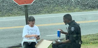 Policajac je sjeo pored beskućnice