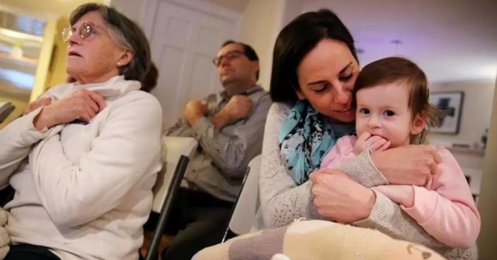 20 susjeda naučilo znakovni jezik kako bi mogli pričati s gluhonijemom djevojčicom 20 susjeda naučilo znakovni jezik kako bi mogli pričati s gluhonijemom djevojčicom