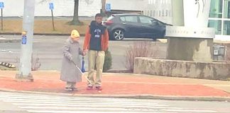 Tinejdžer preveo slijepu staricu preko ceste