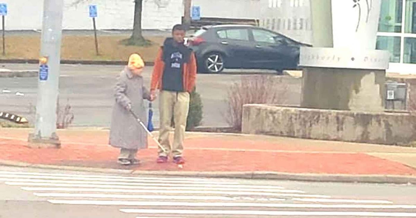 Tinejdžer preveo slijepu staricu preko ceste