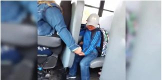 Vozačica autobusa tješi uzrujanog učenika na putu do škole