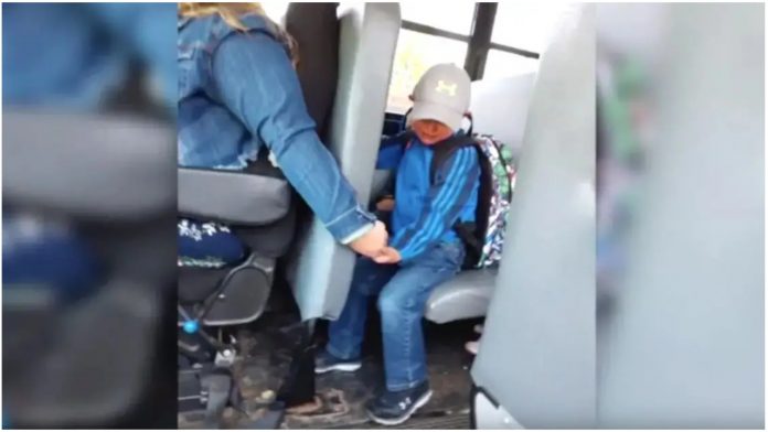 Vozačica autobusa tješi uzrujanog učenika na putu do škole Vozačica autobusa tješi uzrujanog učenika na putu do škole