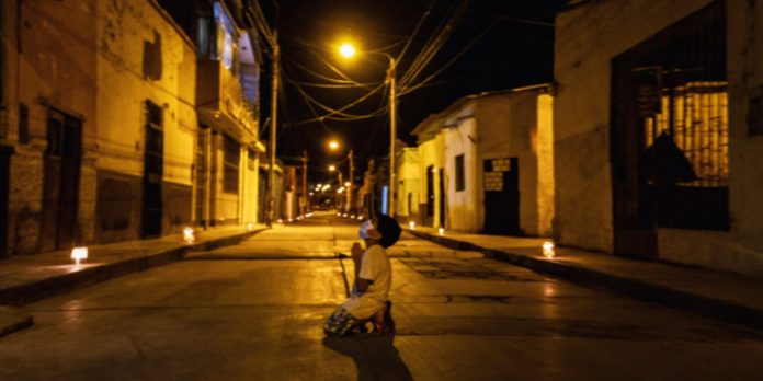 Fotografija dječaka koji moli na ulici obilazi svijet