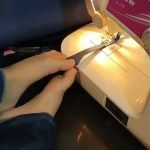 Žena bez ruku izrađuje maske za lice svojim nogama