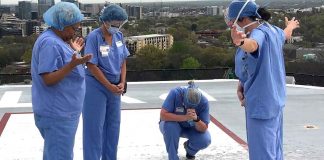 Medicinske sestre okupile su se u molitvi na krovu bolnice