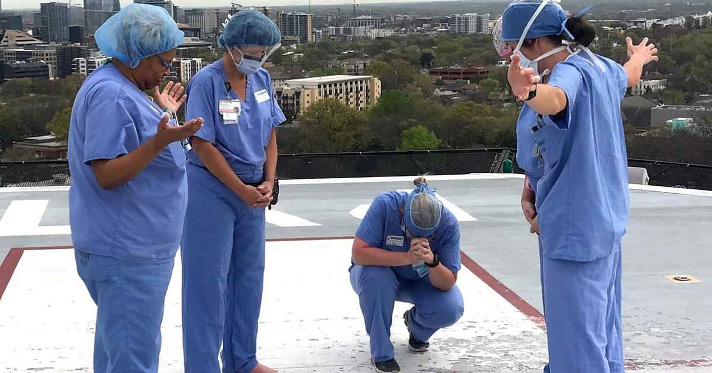 Medicinske sestre okupile su se u molitvi na krovu bolnice