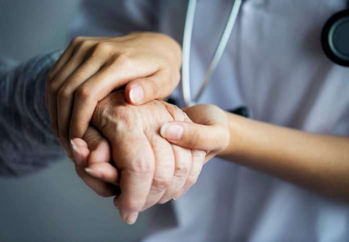 Medicinska sestra u suzama govori o borbi s opasnom zarazom Medicinska sestra u suzama govori o borbi s opasnom zarazom