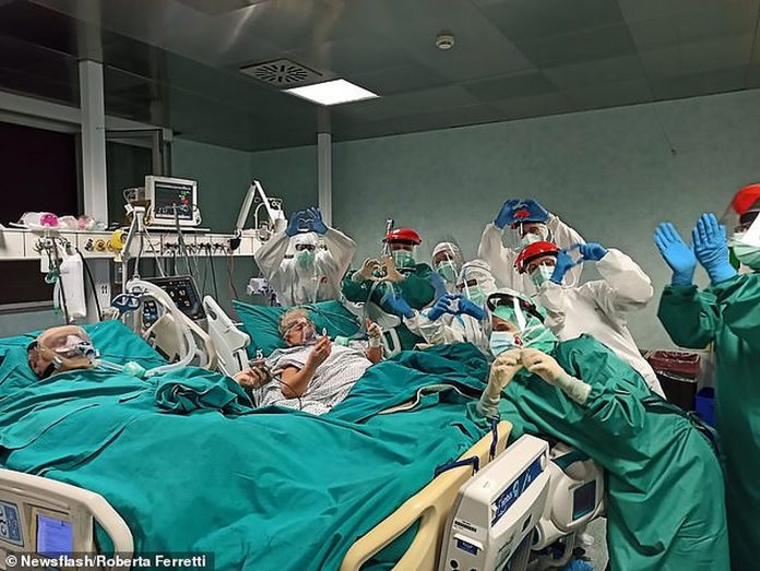 Medicinsko osoblje priredilo prekrasno iznenađenje starijem bračnom paru Medicinsko osoblje priredilo prekrasno iznenađenje starijem bračnom paru