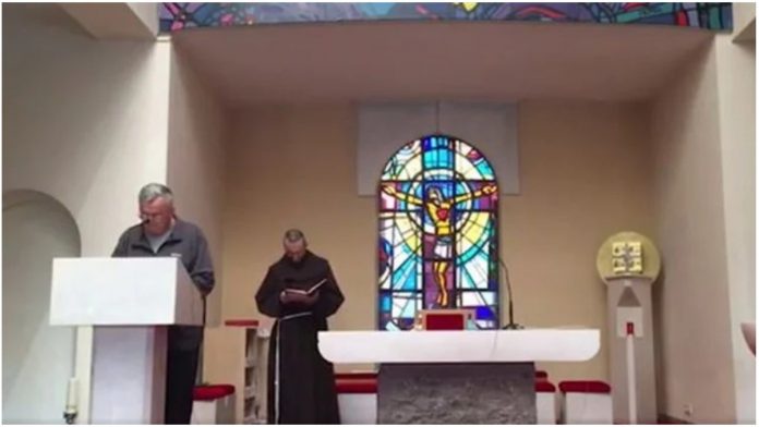 ''Svađa'' dvojice fratara uoči mise postala veliki hit u Hrvatskoj ''Svađa'' dvojice fratara uoči mise postala veliki hit u Hrvatskoj