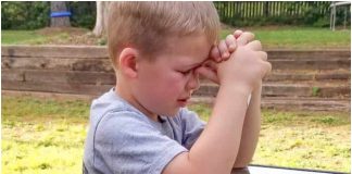 Fotografija dječaka koji moli za svog djeda (4) na aparatima obilazi svijet
