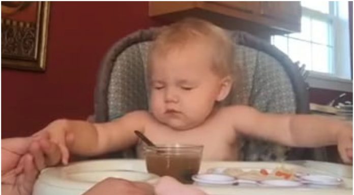 Beba se s mamom i tatom moli prije jela