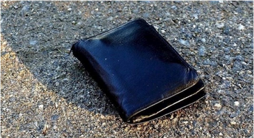 Otvorio je novčanik i vratio ga vlasniku, kasnije je dobio tužno pismo