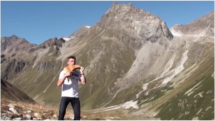 Panova frula Milost Svirač Panove frule izveo „Milost“ u austrijskim planinama, postao je pravi hit