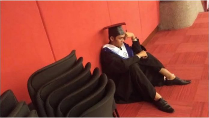 Student se rasplakao jer njegova obitelj nije došla na dodjelu diploma
