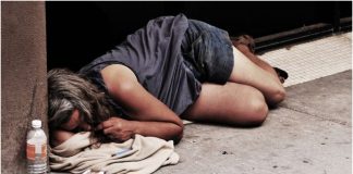 Uočio je beskućnicu kako spava na ulici