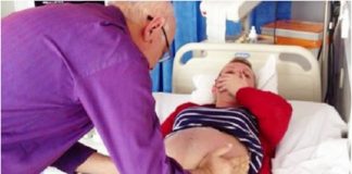 Liječnik rukama okrenuo bebu u maminom trbuhu