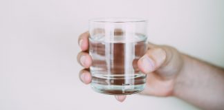 10 znakova koji pokazuju da ne pijete dovoljno vode