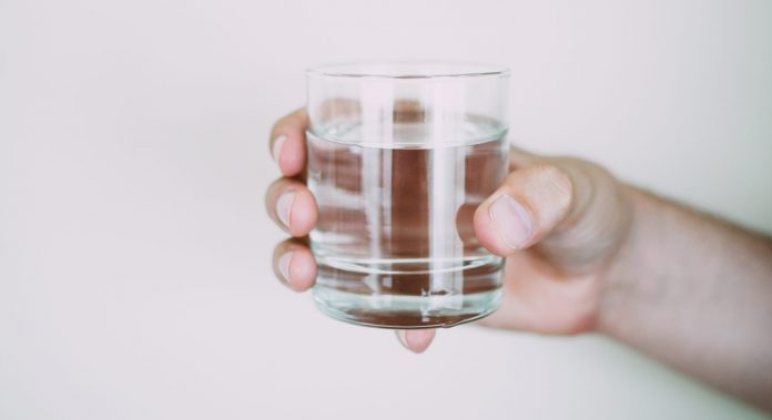10 znakova koji pokazuju da ne pijete dovoljno vode