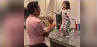 Tata i kćerkica zaplesali salsu u kuhinji