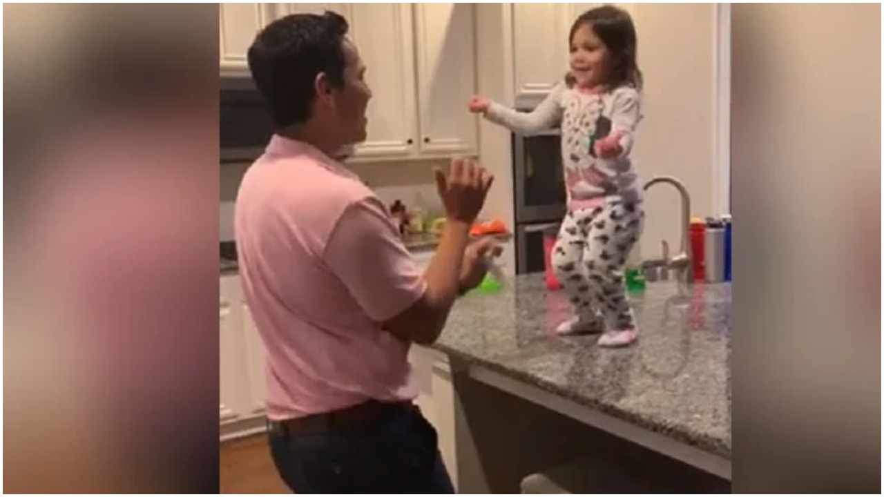 Мама и папа спалили дочь. Малыш мама с папой тебя ждут. Dad and daughter caught Dancing in the Kitchen. Ребенок машина танцует при мамке.