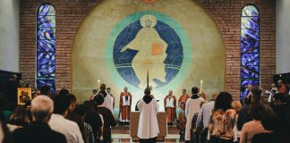 Uhićen svećenik koji je poručio vjernicima da ne nose maske jer će uznemiriti Gospu