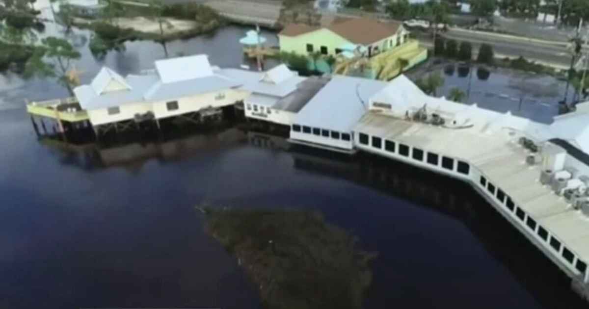 Tijekom poplave je stavio Bibliju na kućni prag, a dron je snimio čudo