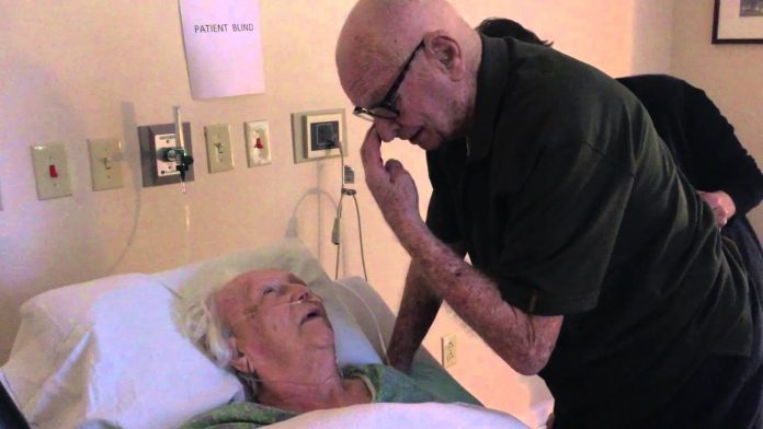 Baka (93) je ležala na samrti, a potez njenog muža je rasplakao svijet