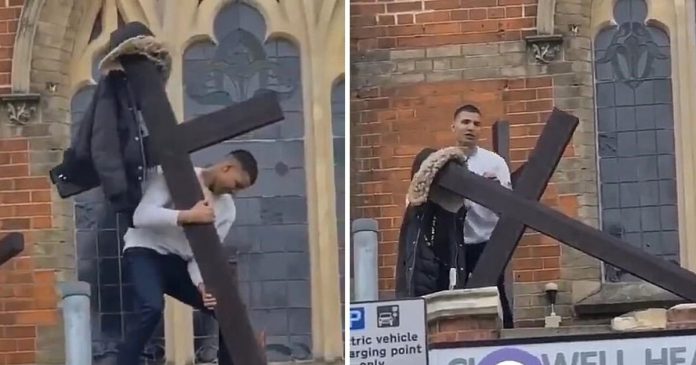 Muškarac pokušao skinuti križ s crkve u Londonu