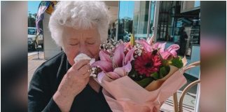 Starica se rasplakala kada je dobila buket cvijeća