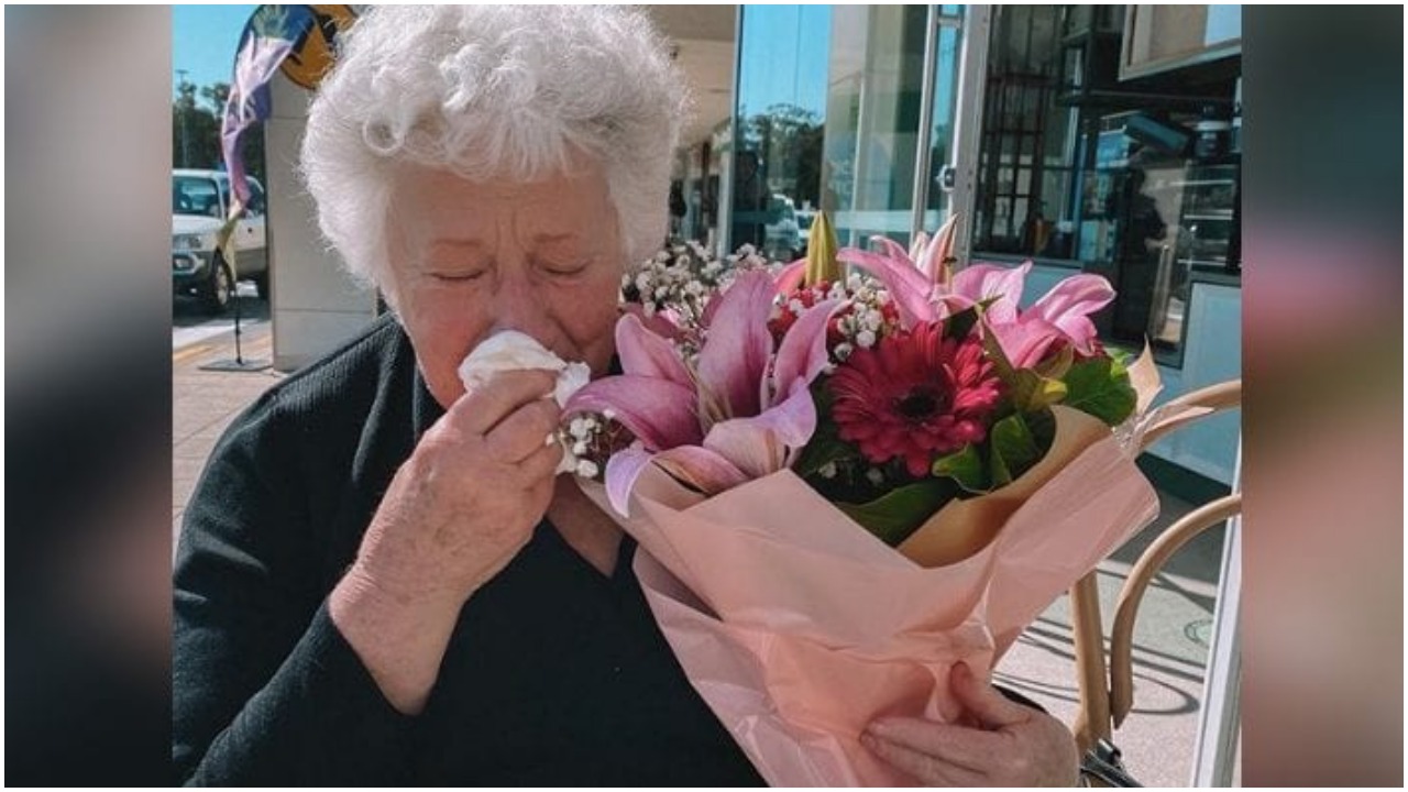 Starica se rasplakala kada je dobila buket cvijeća