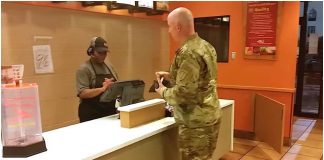 Vojnik je ušao u restoran, a jedan gost je snimio što je radio