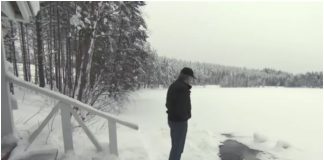 Stariji muškarac pored smrznutog jezera