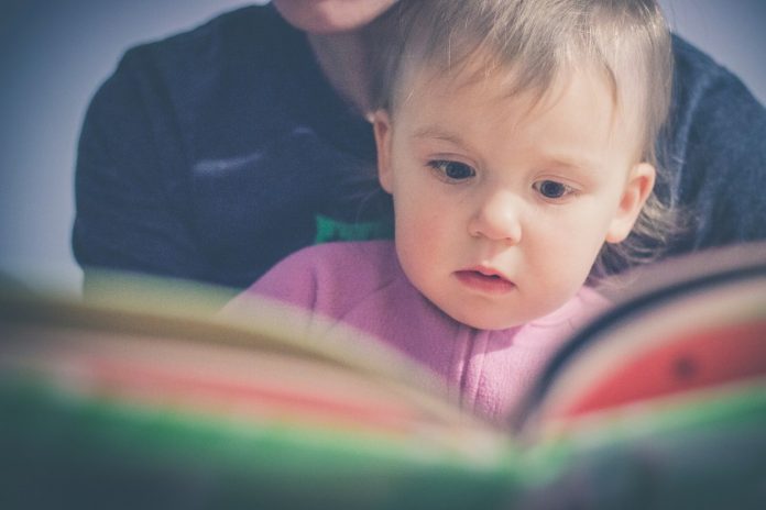 Djeca kojoj roditelji čitaju imaju veliku prednost u odnosu na vršnjake