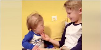 Dječak zapjevao posebnu pjesmu svom mlađem bratu s Downovim sindromom