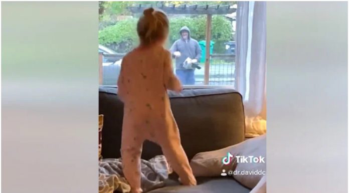 Poštar je ugledao djevojčicu, a tata je snimio što je uslijedilo