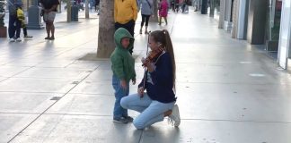 Dječak poljubio talentiranu violinisticu