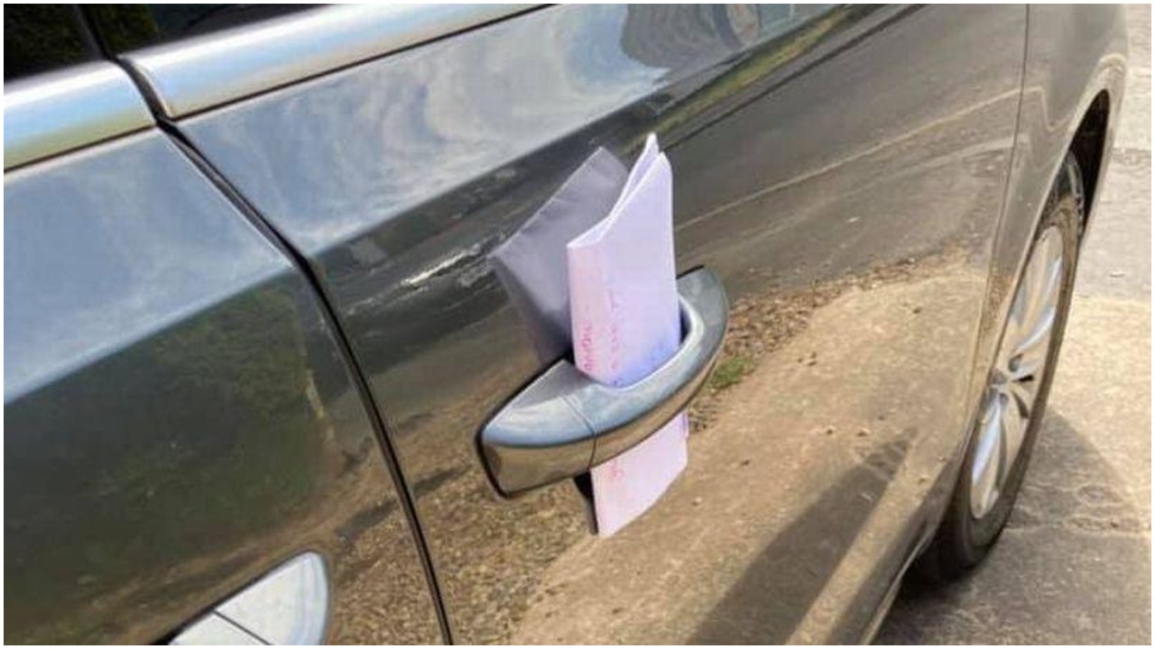 Na autu je ugledala papir