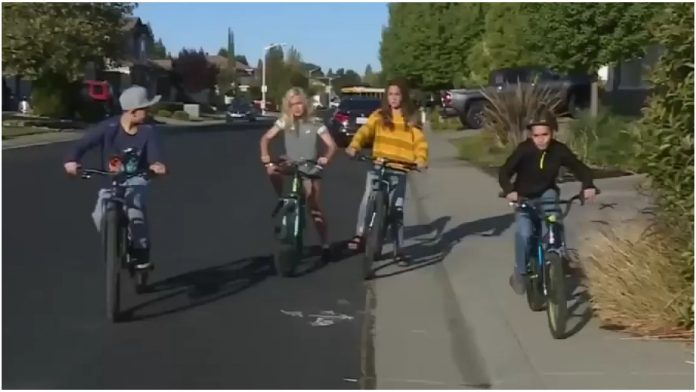 Četvero djeca vozili biciklima
