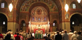 Manje vjernika, manje svećenika, manje župa