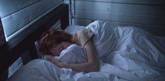 Zašto se javlja iznenadni trzaj prije nego što utonemo u san?