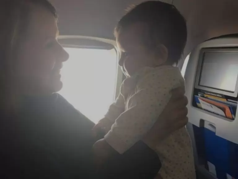 Putnica pomogla majci u avionu