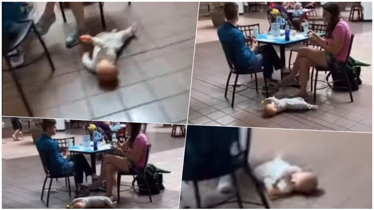 Roditelji jedu za stolom beba na podu