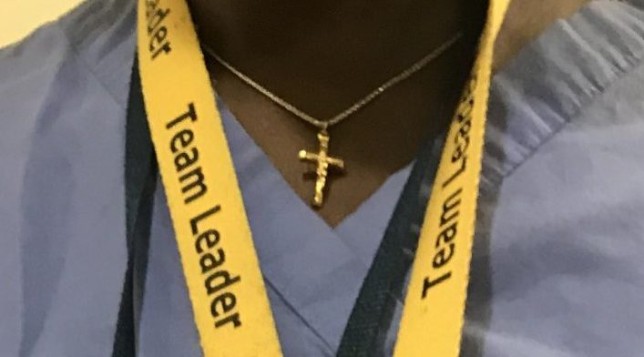 Križ na vratu medicinske sestre
