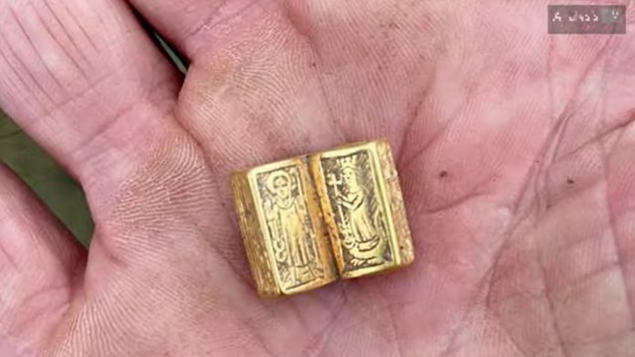 Britanka uz pomoć detektora pronašla malu zlatnu Bibliju staru 600 godina