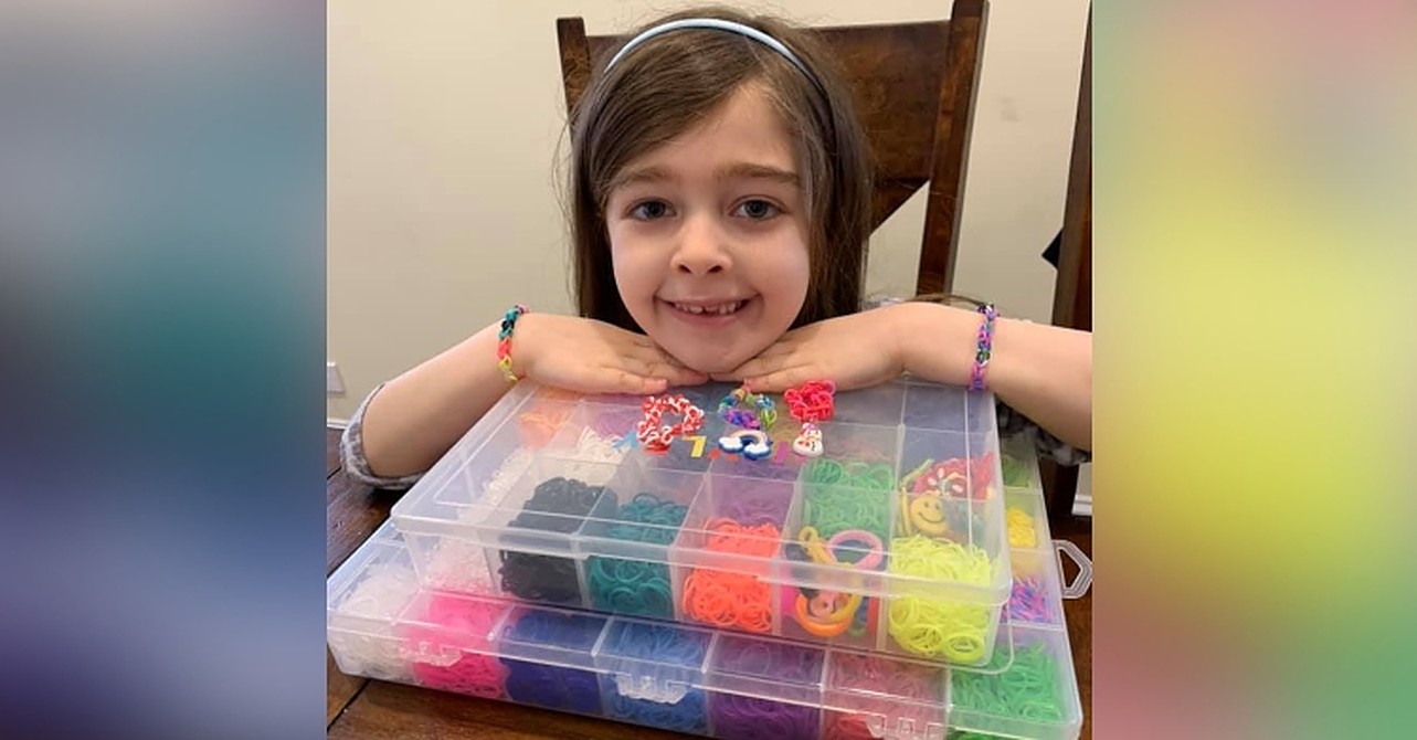 Djevojčica odlučila izrađivati i prodavati narukvice kako bi pomogla bolnici u kojoj se nekoć liječila