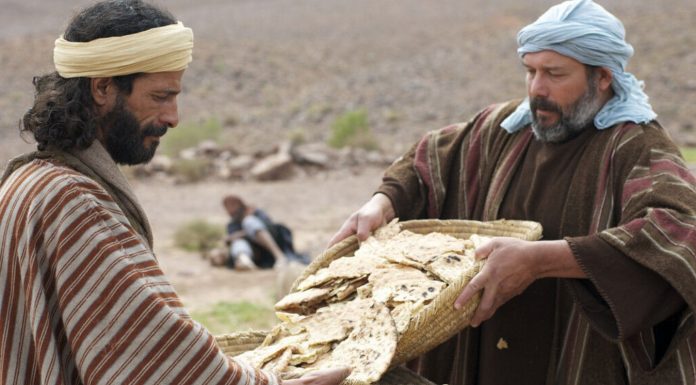I jeli su i nasitili se. A od preteklih ulomaka odniješe sedam košara